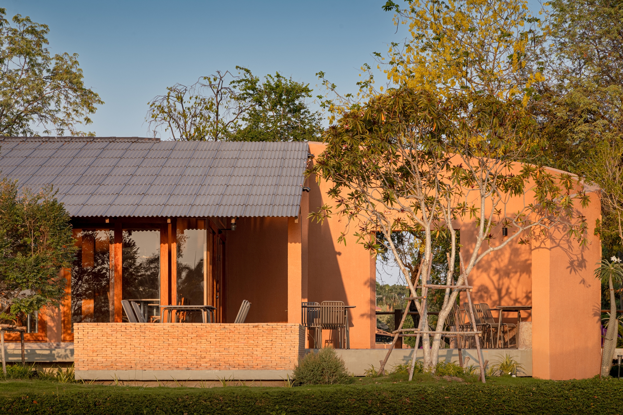 Naya Restaurant Ayutthaya / BodinChapa Architects