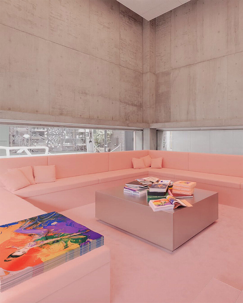 Розовая библиотека Acne Studios в Токио отмечает 30-летие бренда
