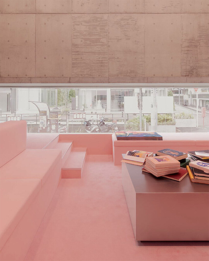 Розовая библиотека Acne Studios в Токио отмечает 30-летие бренда
