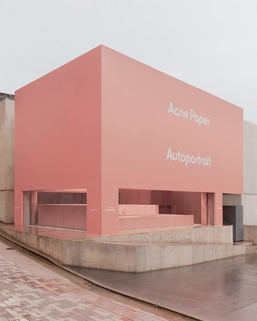 Розовая библиотека Acne Studios в Токио отмечает 30-летие бренда