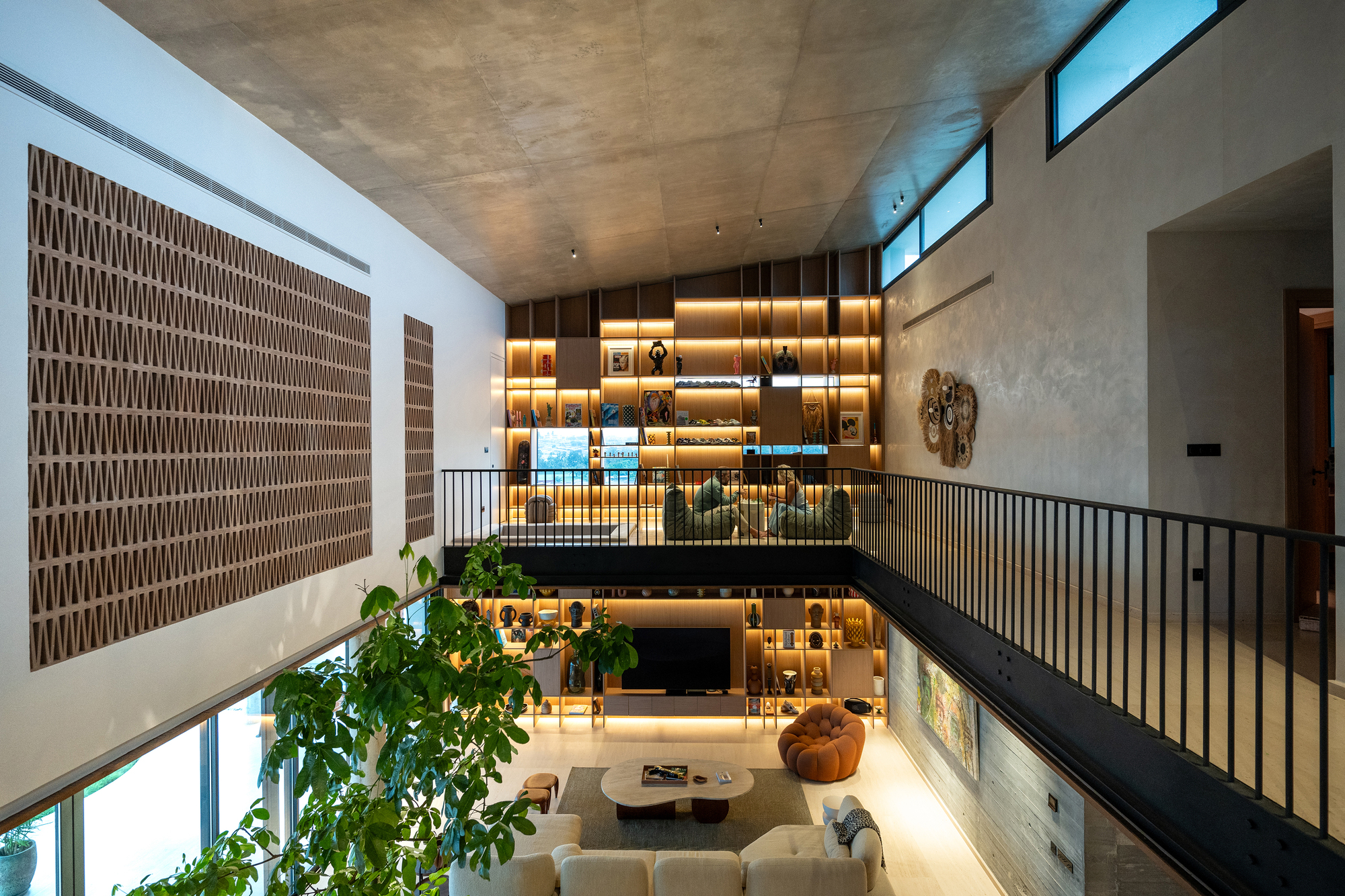 Villa Riviera Golf Residence / Atelier130 — семейная резиденция в Абиджане, спроектированная вокруг движения и жизни на открытом воздухе
