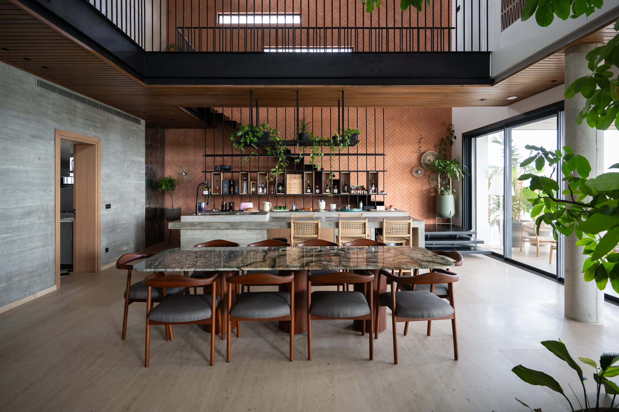Villa Riviera Golf Residence / Atelier130 — семейная резиденция в Абиджане, спроектированная вокруг движения и жизни на открытом воздухе
