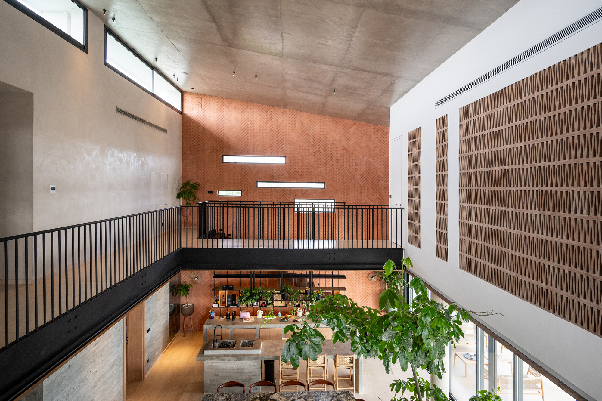 Villa Riviera Golf Residence / Atelier130 — семейная резиденция в Абиджане, спроектированная вокруг движения и жизни на открытом воздухе