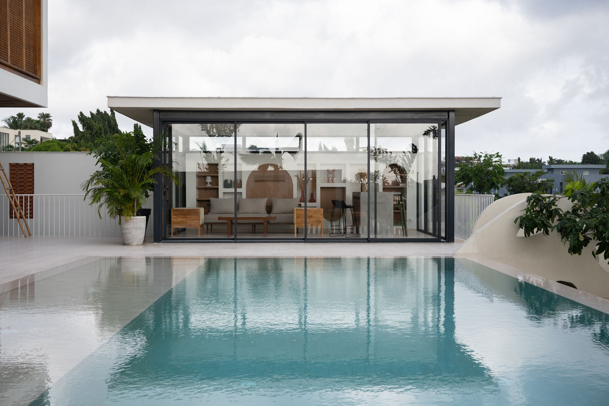 Villa Riviera Golf Residence / Atelier130 — семейная резиденция в Абиджане, спроектированная вокруг движения и жизни на открытом воздухе