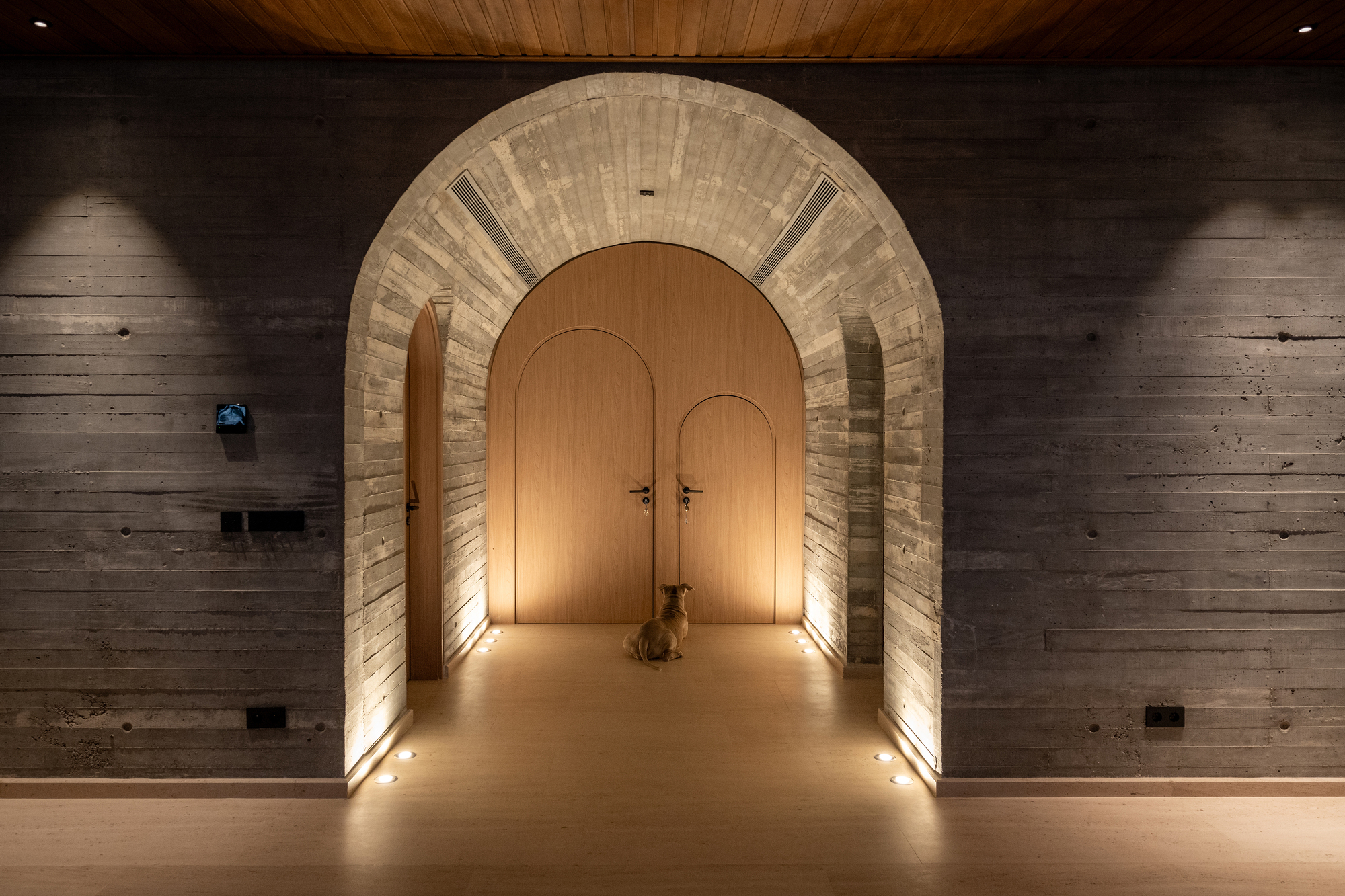 Villa Riviera Golf Residence / Atelier130 — семейная резиденция в Абиджане, спроектированная вокруг движения и жизни на открытом воздухе