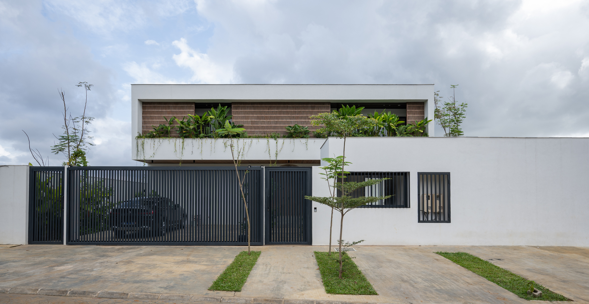 Villa Riviera Golf Residence / Atelier130 — семейная резиденция в Абиджане, спроектированная вокруг движения и жизни на открытом воздухе