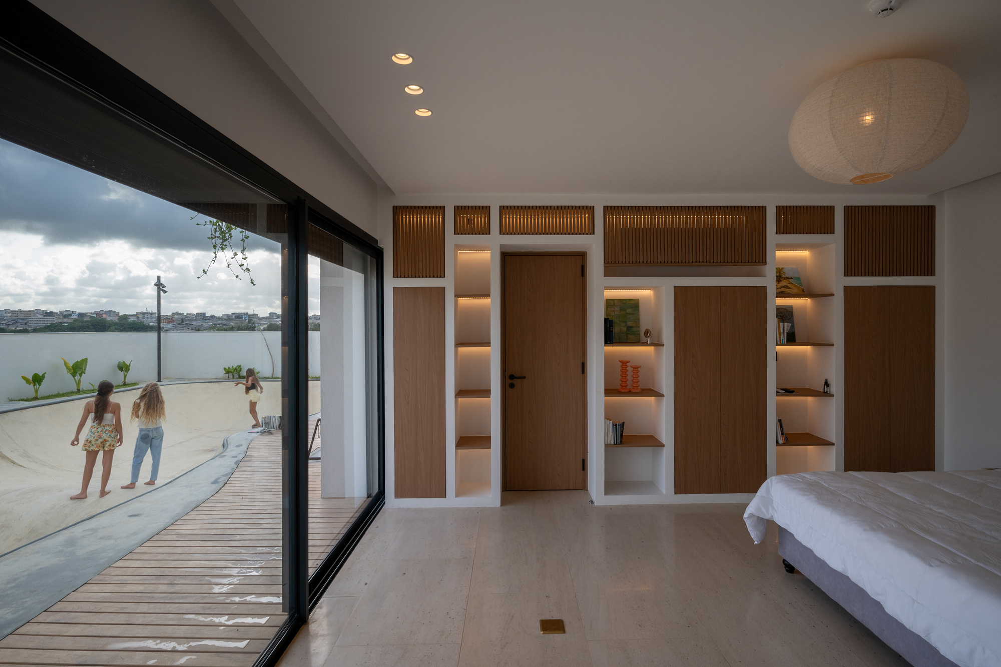 Villa Riviera Golf Residence / Atelier130 — семейная резиденция в Абиджане, спроектированная вокруг движения и жизни на открытом воздухе