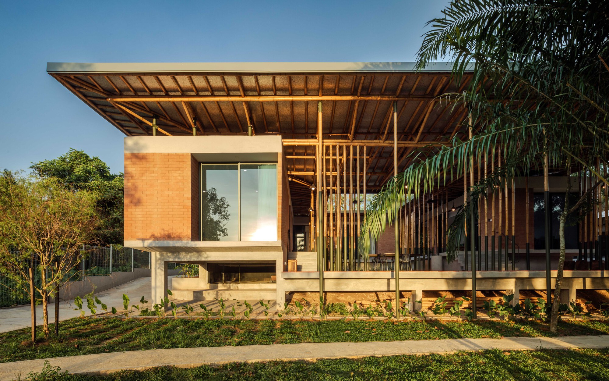 Anjung House / Eleena Jamil Architect