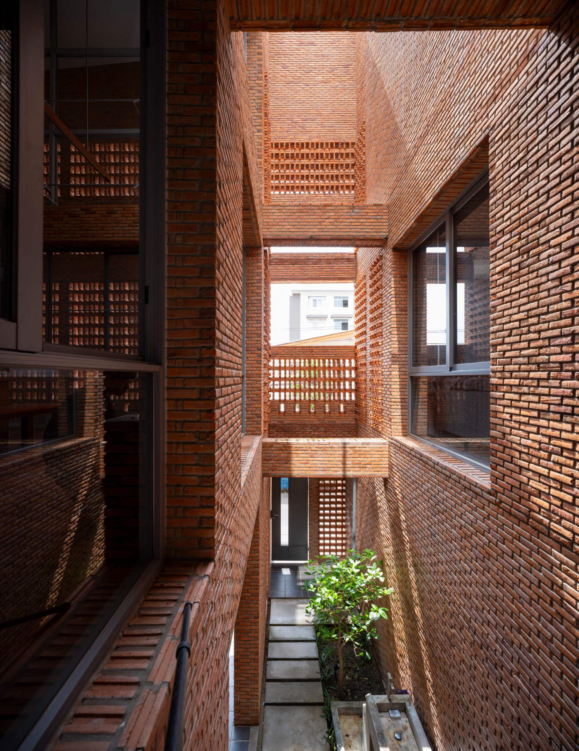 Baan You Yen Residence / Studio Miti