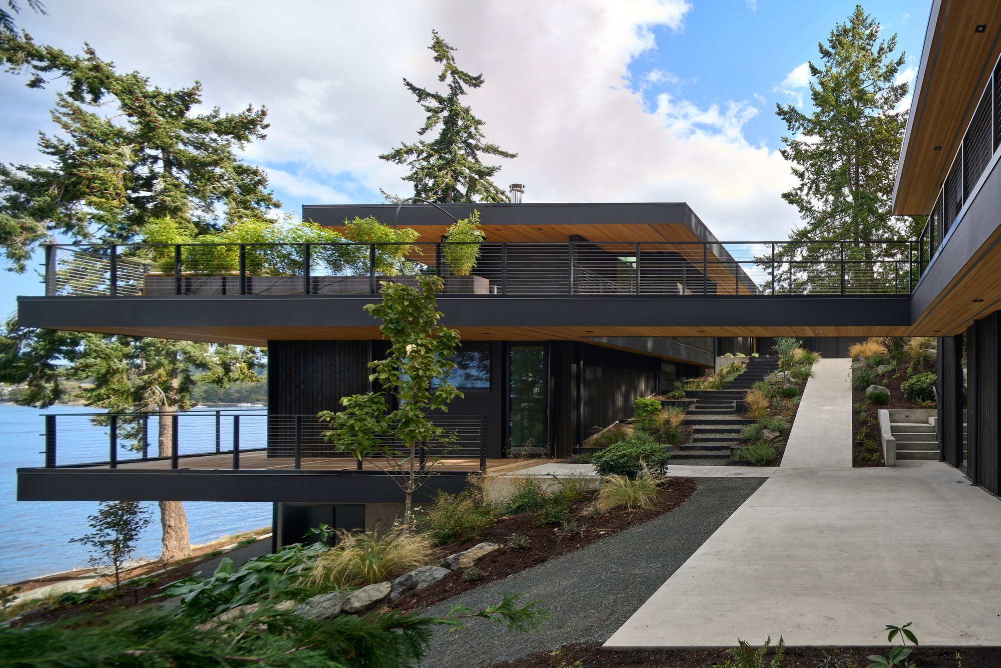 Layer House / W O V E N Architecture and Design