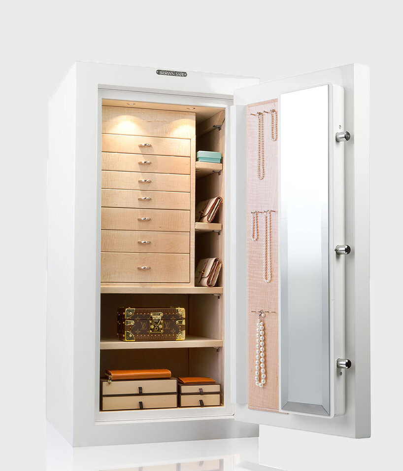 Brown Safe создает высокозащитные сейфы и хранилища, где безопасность становится частью дизайна