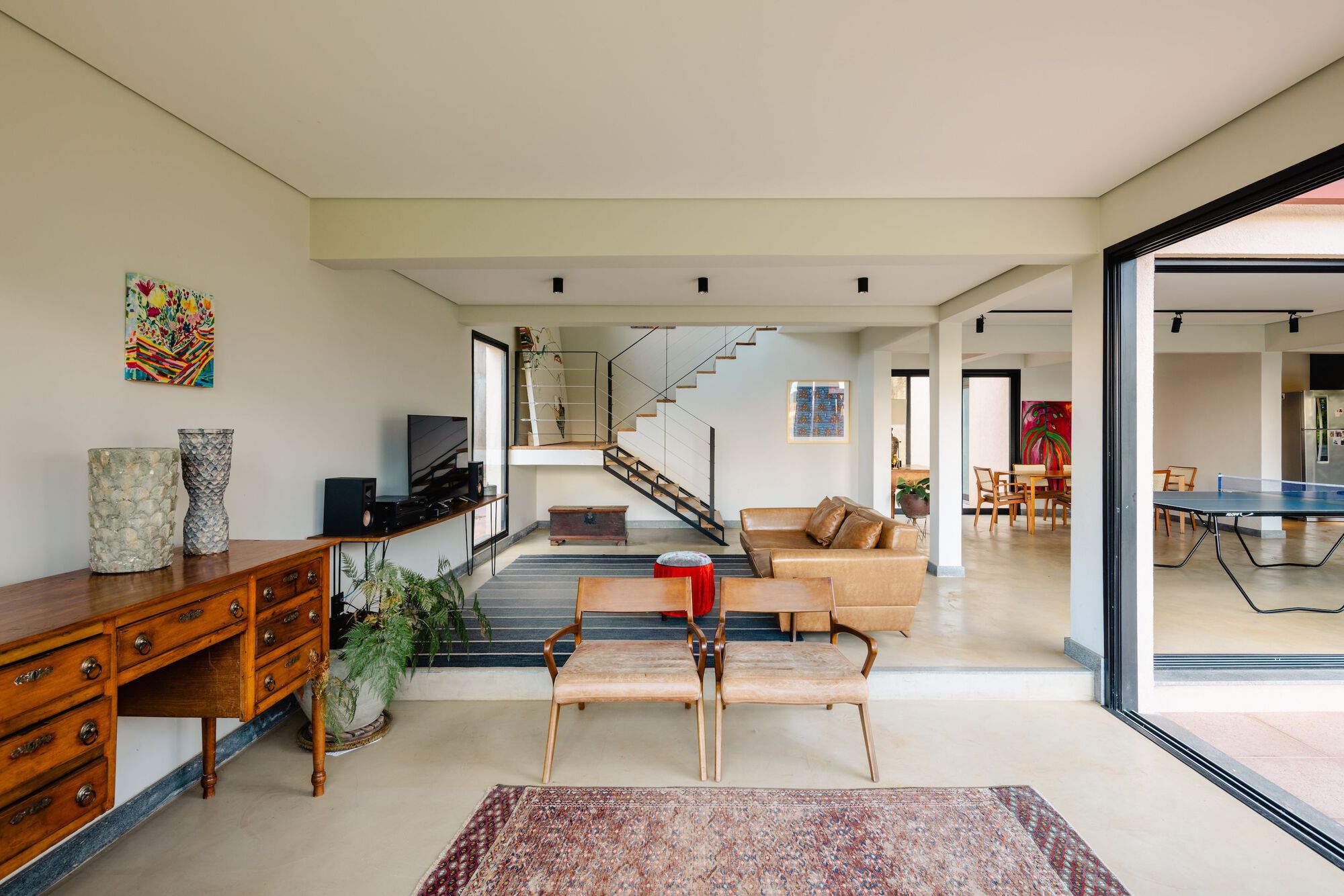 Castela House / BIRI — дом на участке со сложным рельефом в Белу-Оризонти