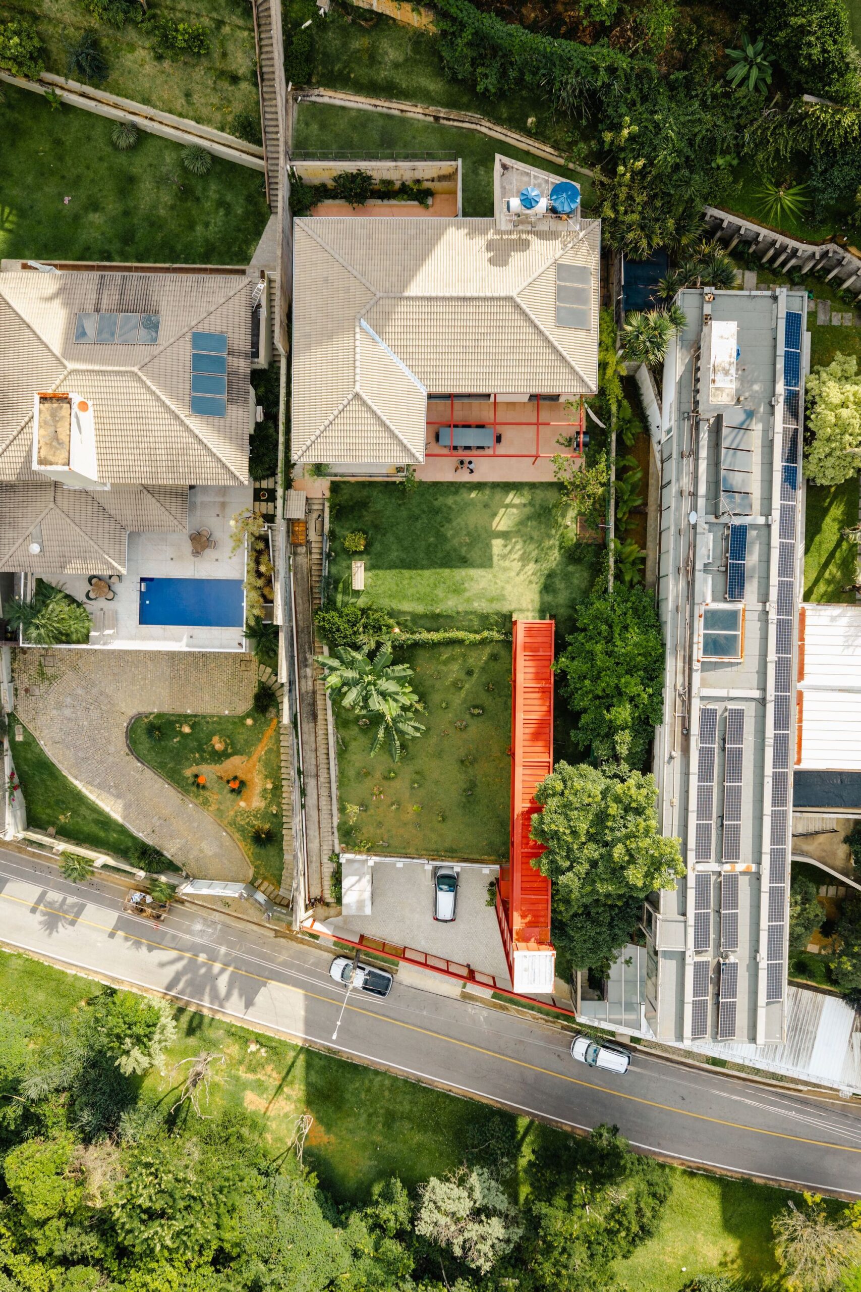 Castela House / BIRI — дом на участке со сложным рельефом в Белу-Оризонти