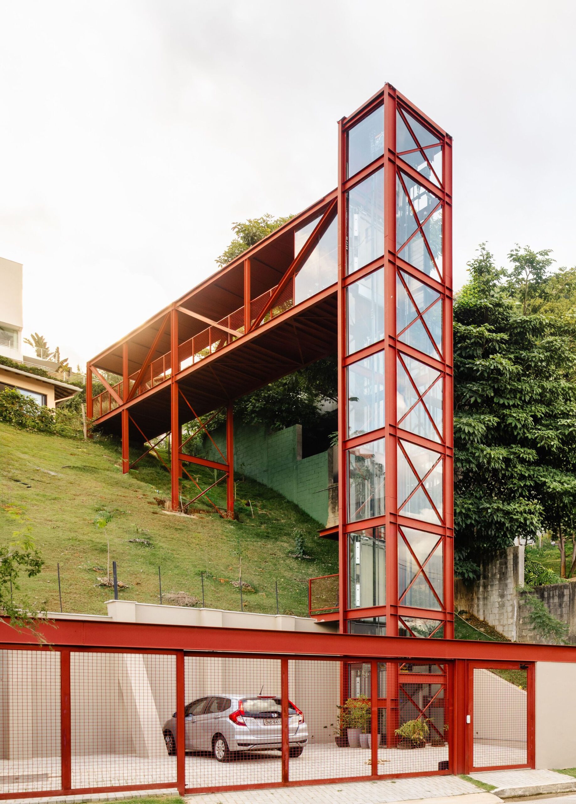 Castela House / BIRI — дом на участке со сложным рельефом в Белу-Оризонти