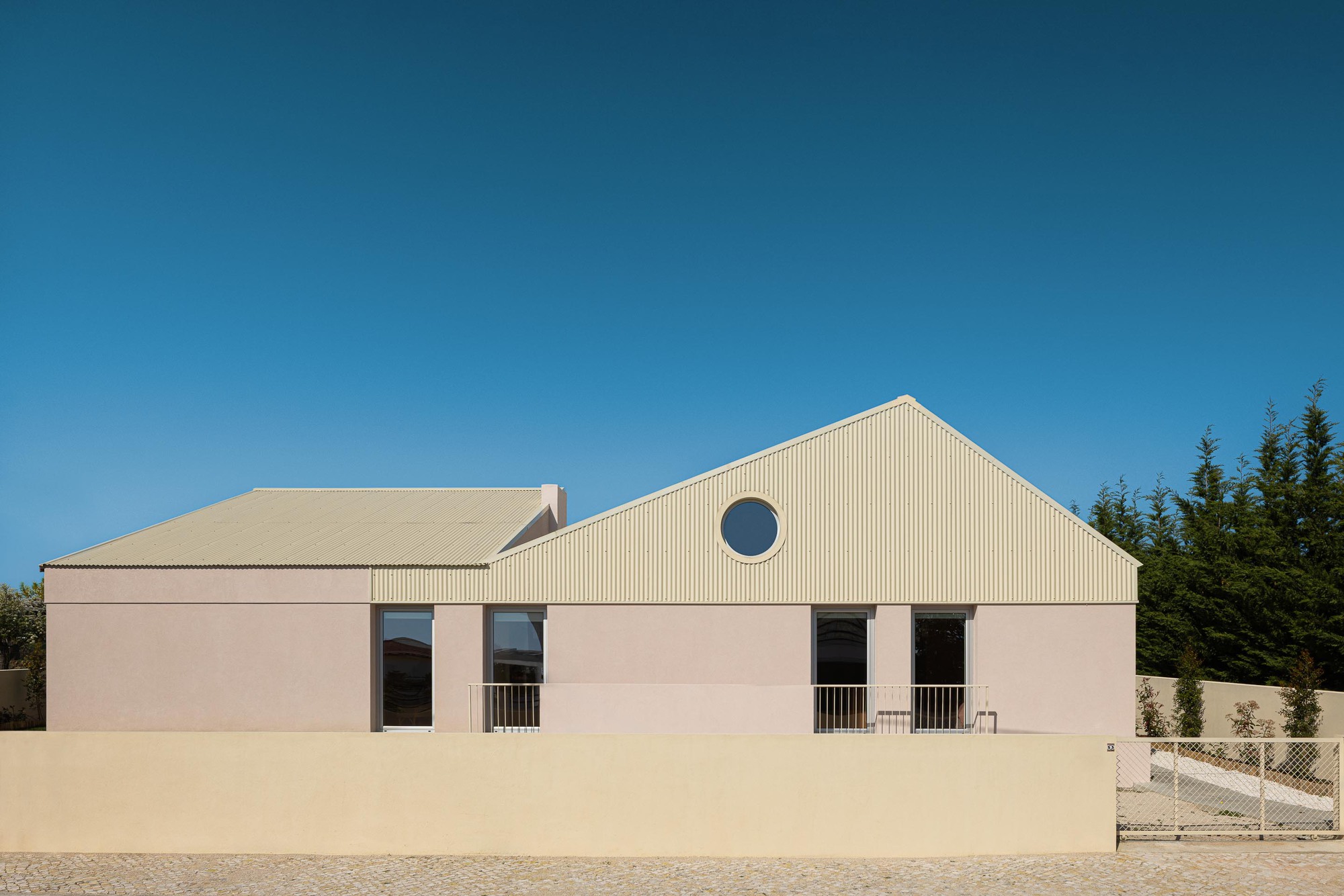 The Porch House / Vasco Burnay Arquitectura