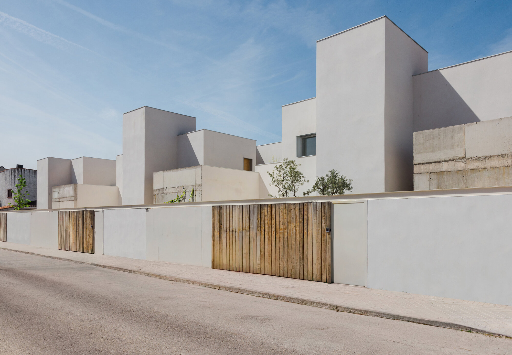 MG Houses / delavegacanolasso — дома в Мадриде, выстроенные вокруг внутреннего уединения