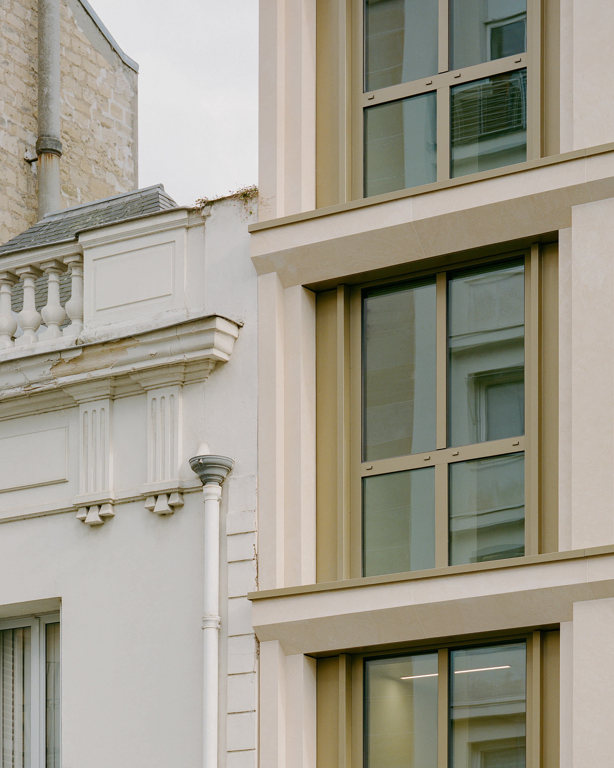 Rue de l'Église: преобразование офисного здания 1970-х годов в Нёйи-сюр-Сен
