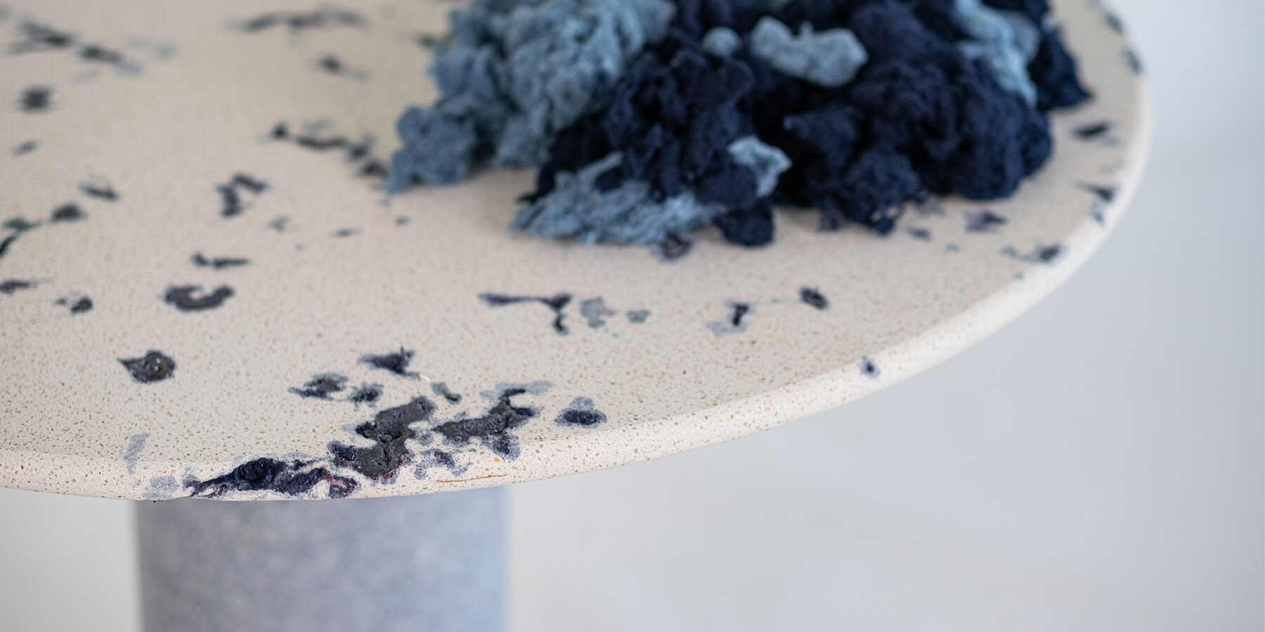 Chromaterico Textile Objects: коллекция мебели из искусственного камня на основе текстильных отходов