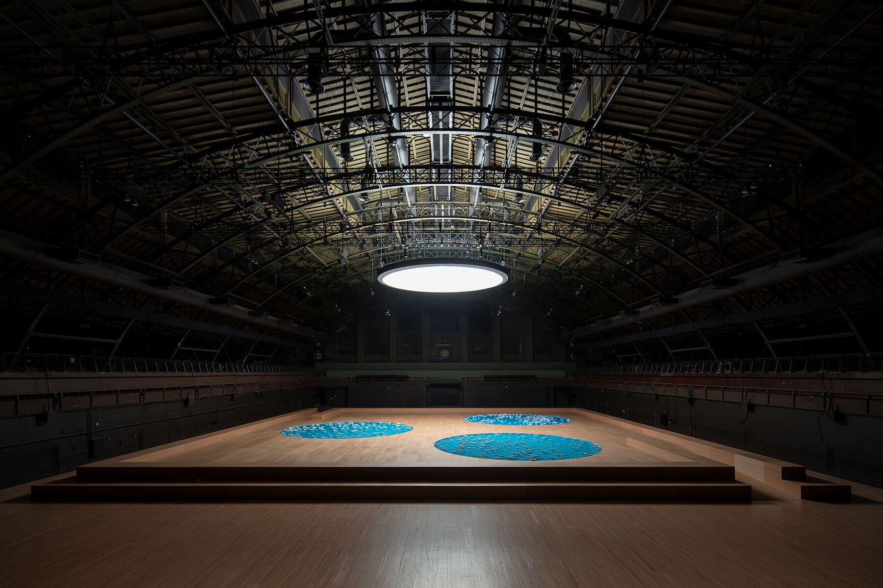 Céleste Boursier-Mougenot представляет клиническое звуковое полотно в Park Avenue Armory в Нью-Йорке