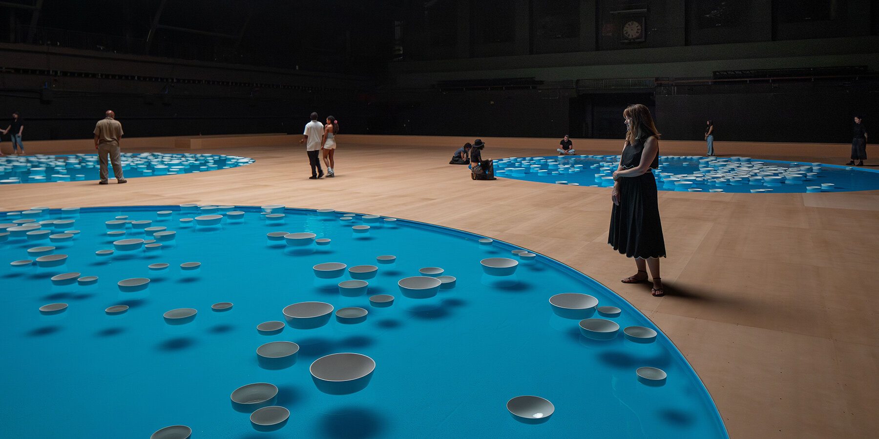 Céleste Boursier-Mougenot представляет клиническое звуковое полотно в Park Avenue Armory в Нью-Йорке