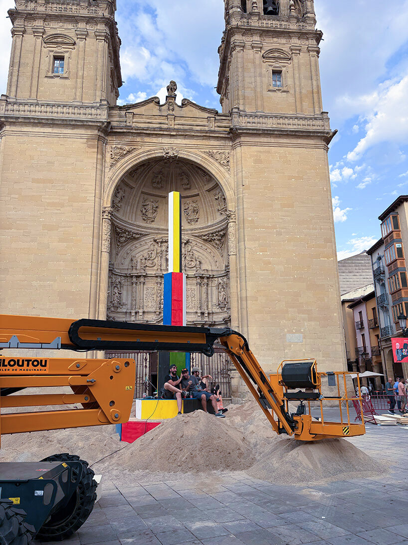 CENTRAL и Maxime Delvaux создают временный «пляж» на Plaza del Mercado в Логроньо