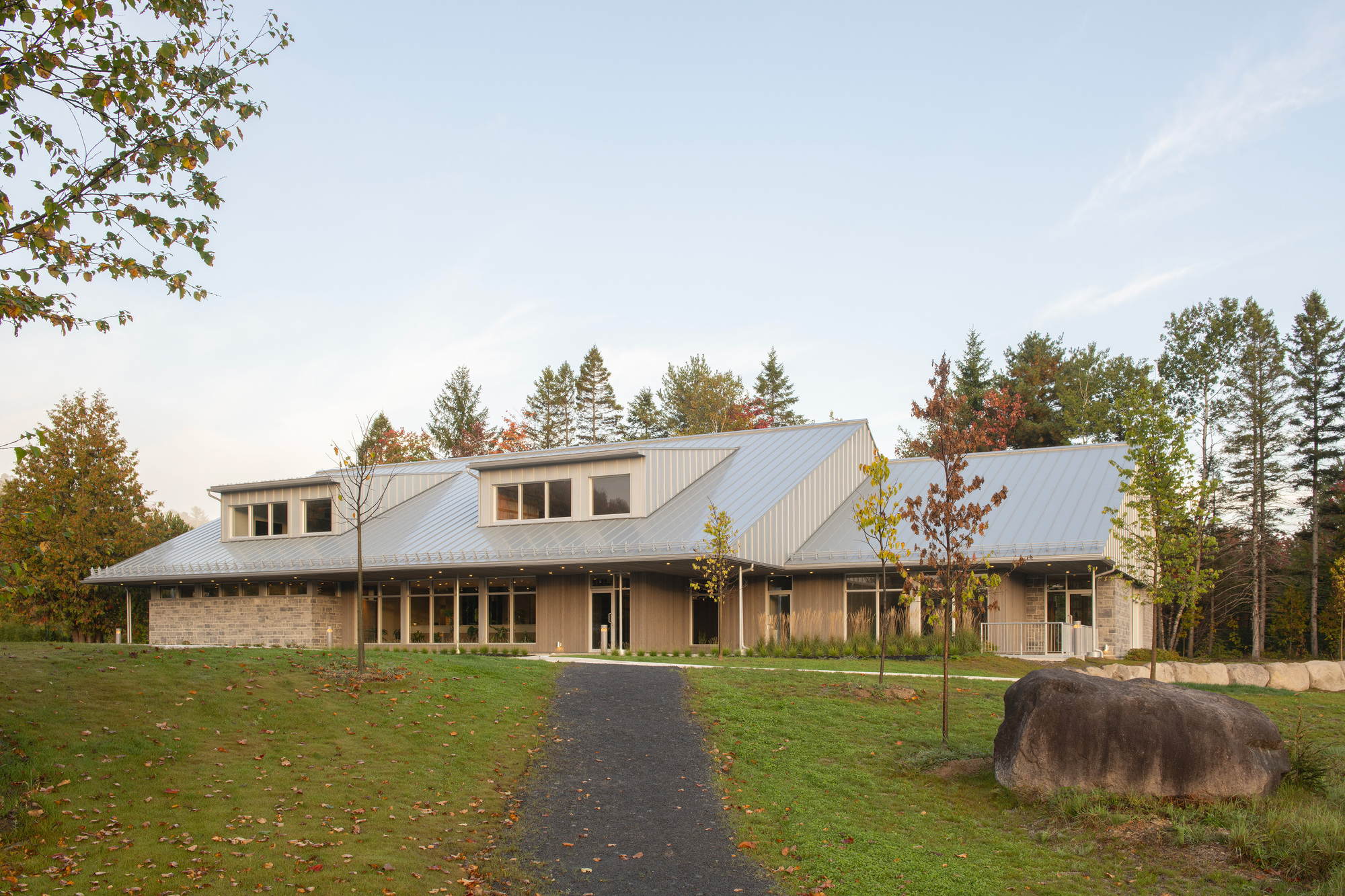 Клиника Des Cimes Dental Clinic / CARTA. Architecte + Designer