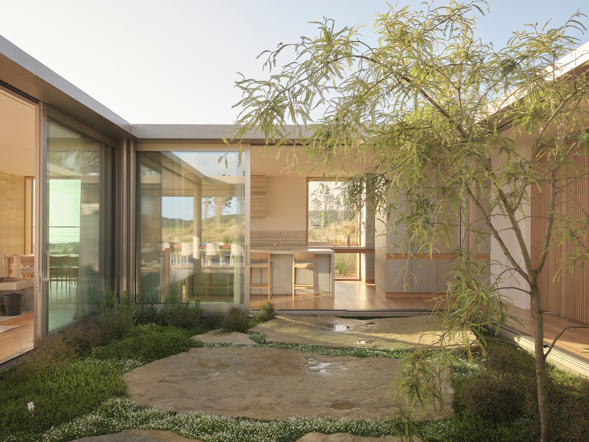 Double Courtyard House / Roberts Gray Architects
