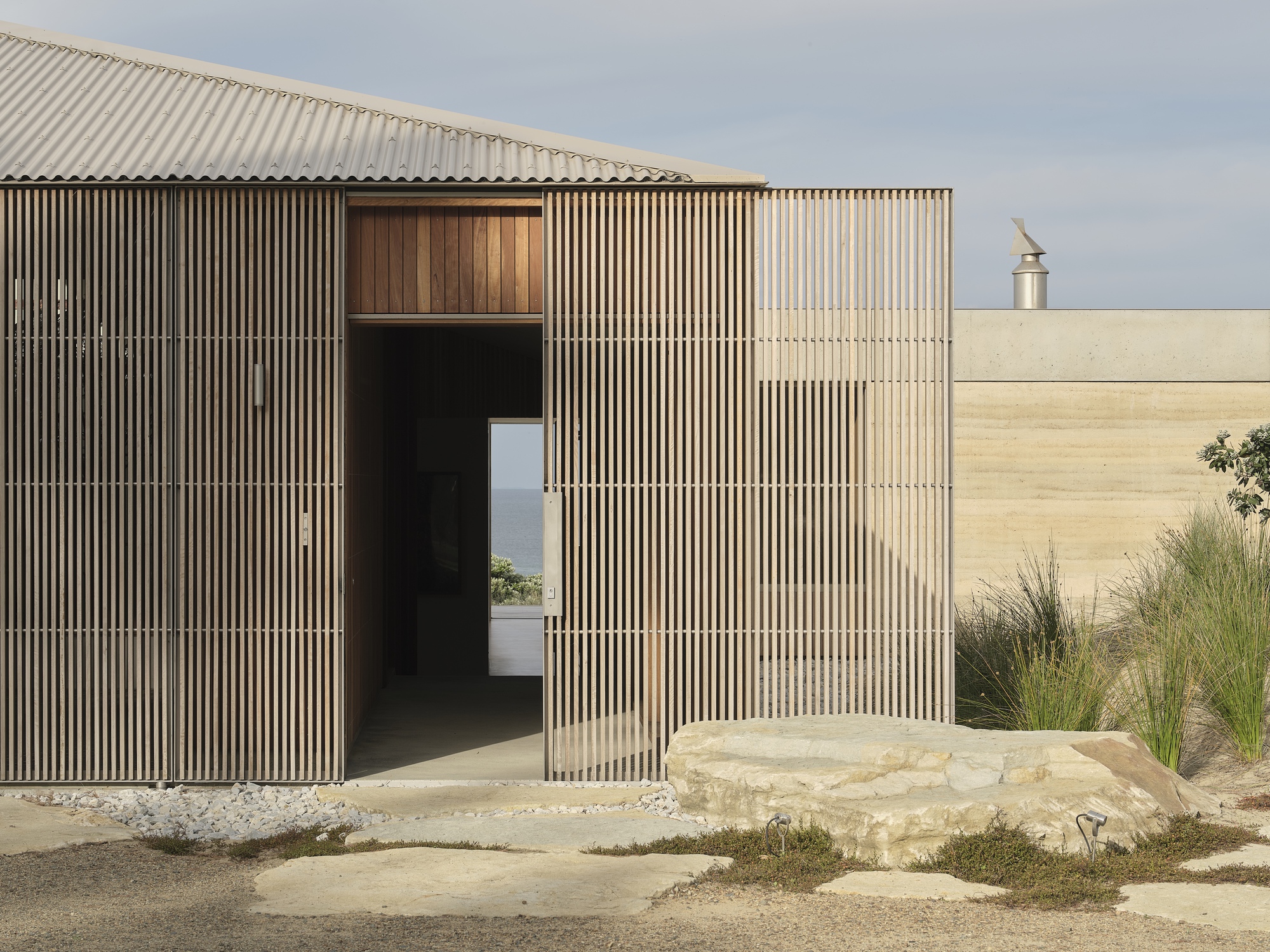Double Courtyard House / Roberts Gray Architects