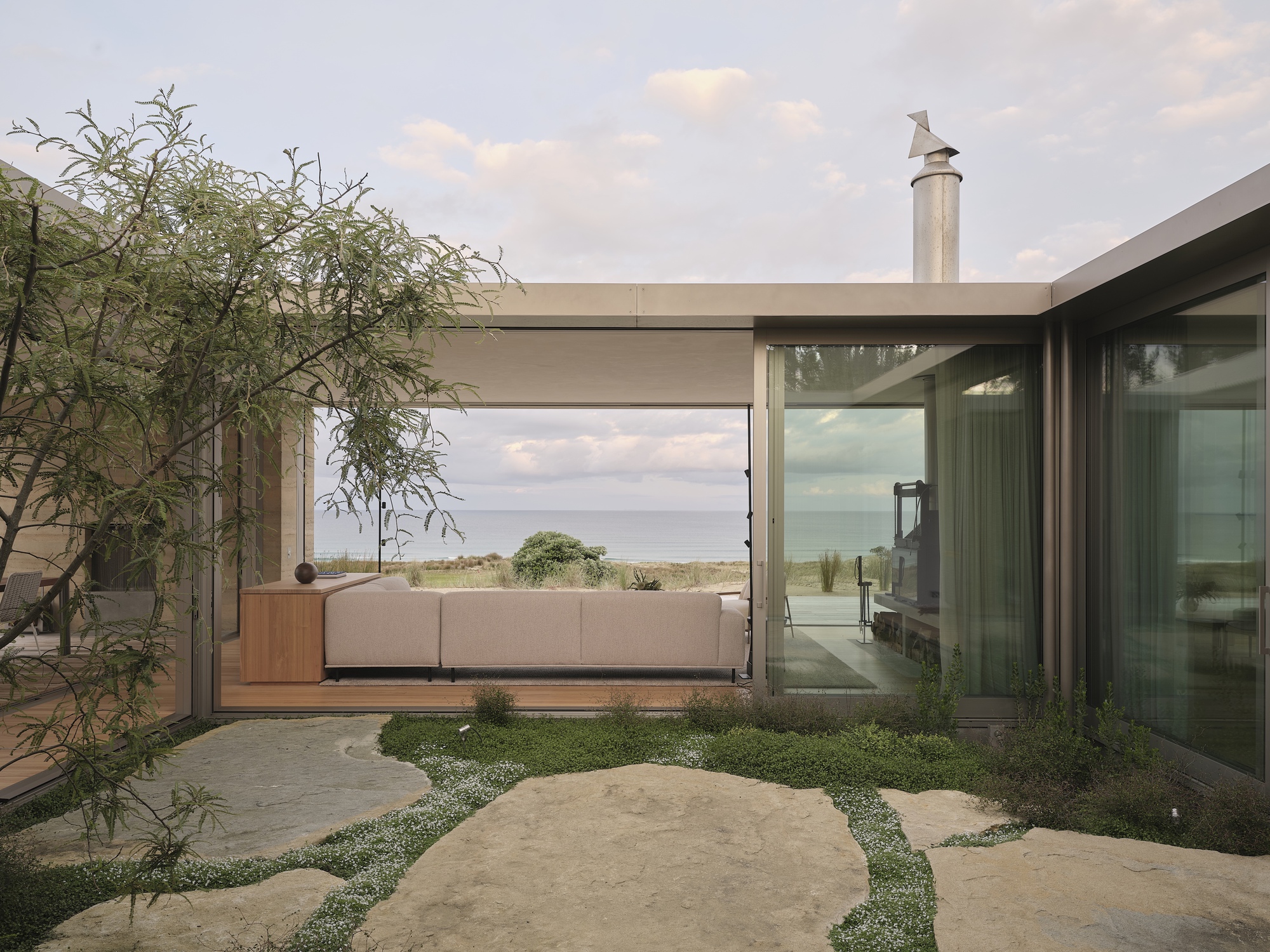 Double Courtyard House / Roberts Gray Architects