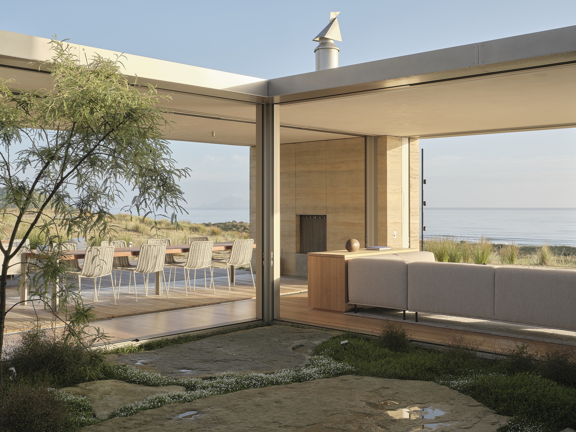 Double Courtyard House / Roberts Gray Architects