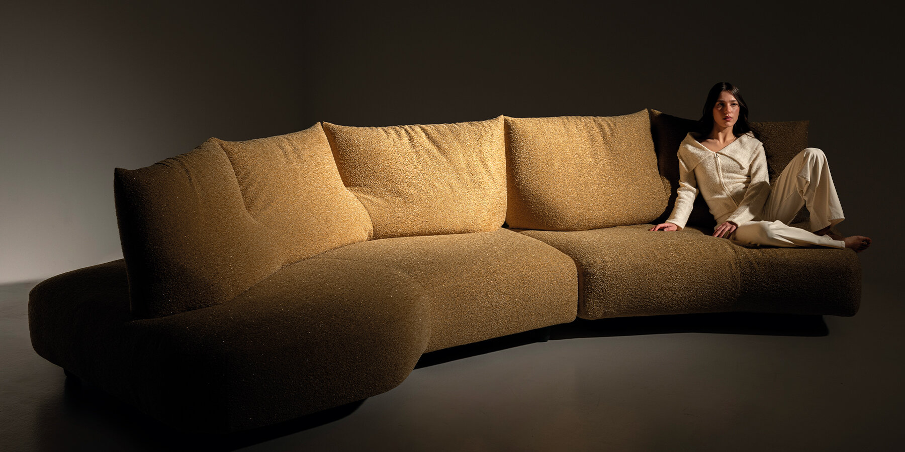 Edra переосмысливает комфорт на Milan Design Week 2026 с диваном Anywhere