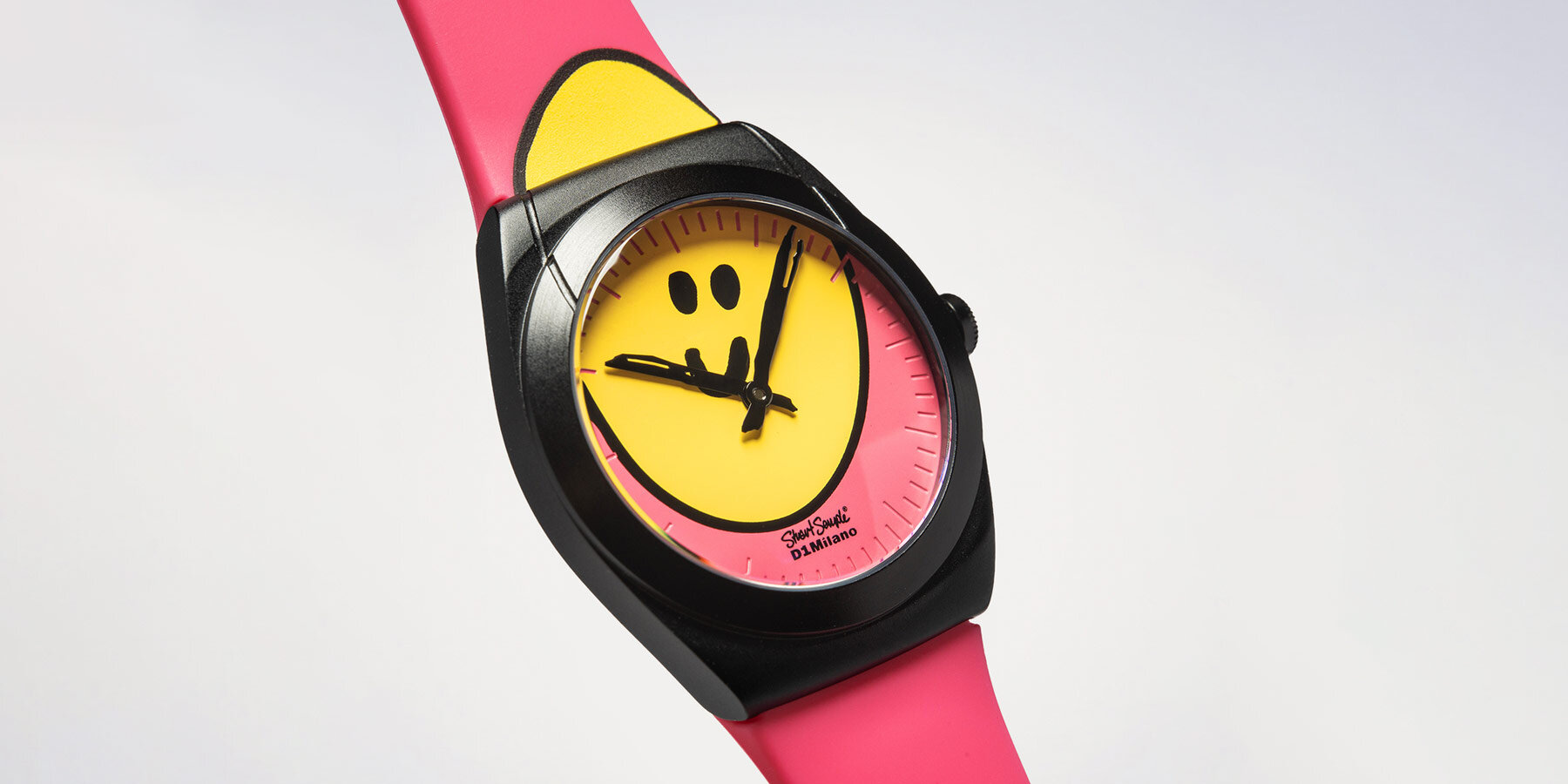 Stuart Semple и D1 Milano выпустили HappyWatch со сжатым смайлом на циферблате