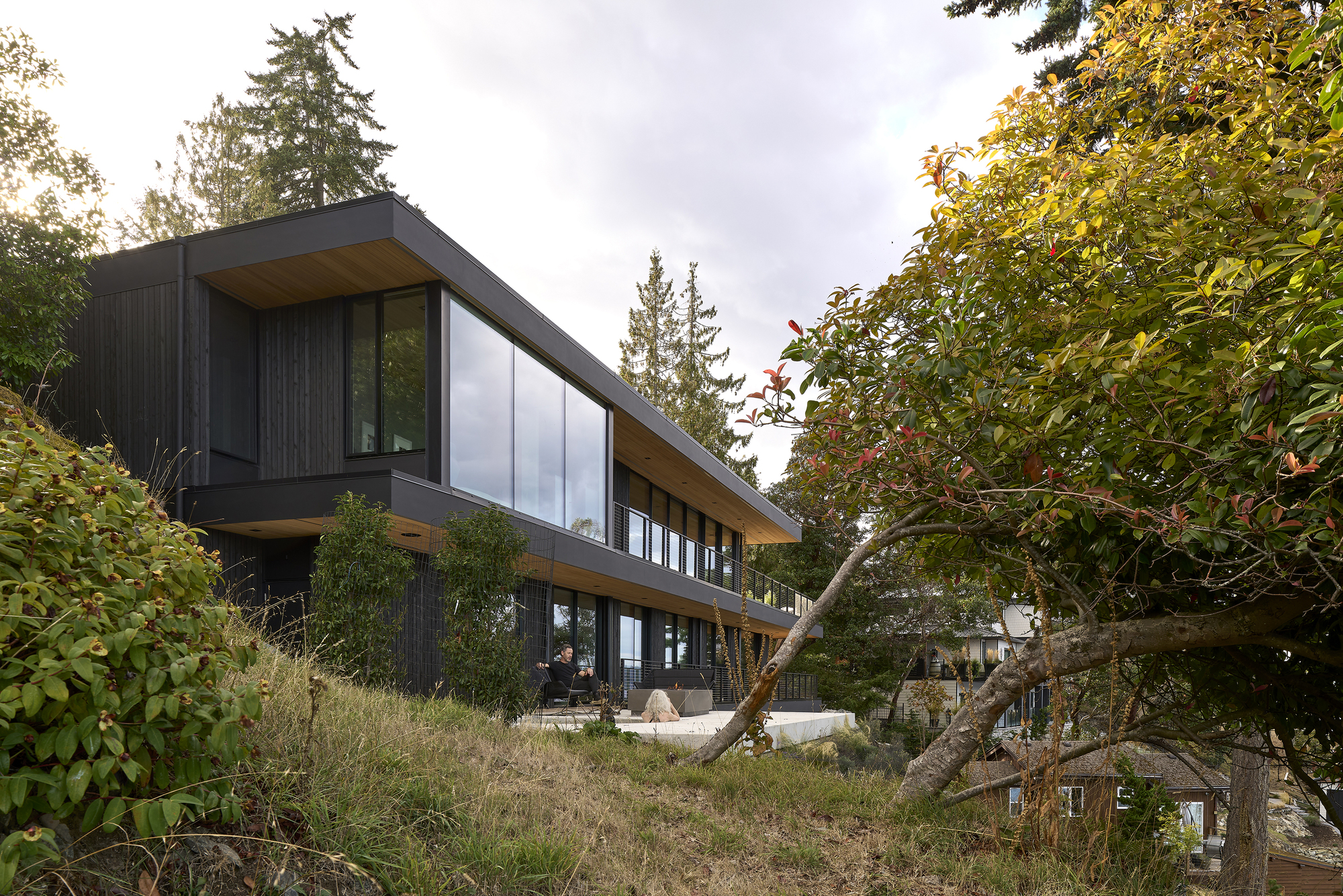 Layer House / W O V E N Architecture and Design