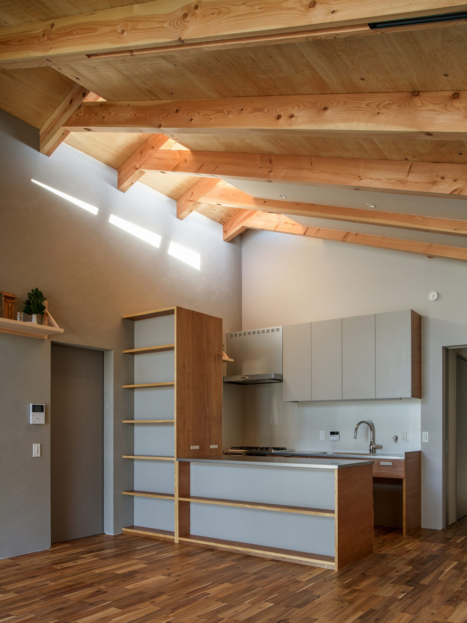 Дом с разрезанной кровлей в Хёго: KOMINORU Design решил проблему перегрева через форму крыши