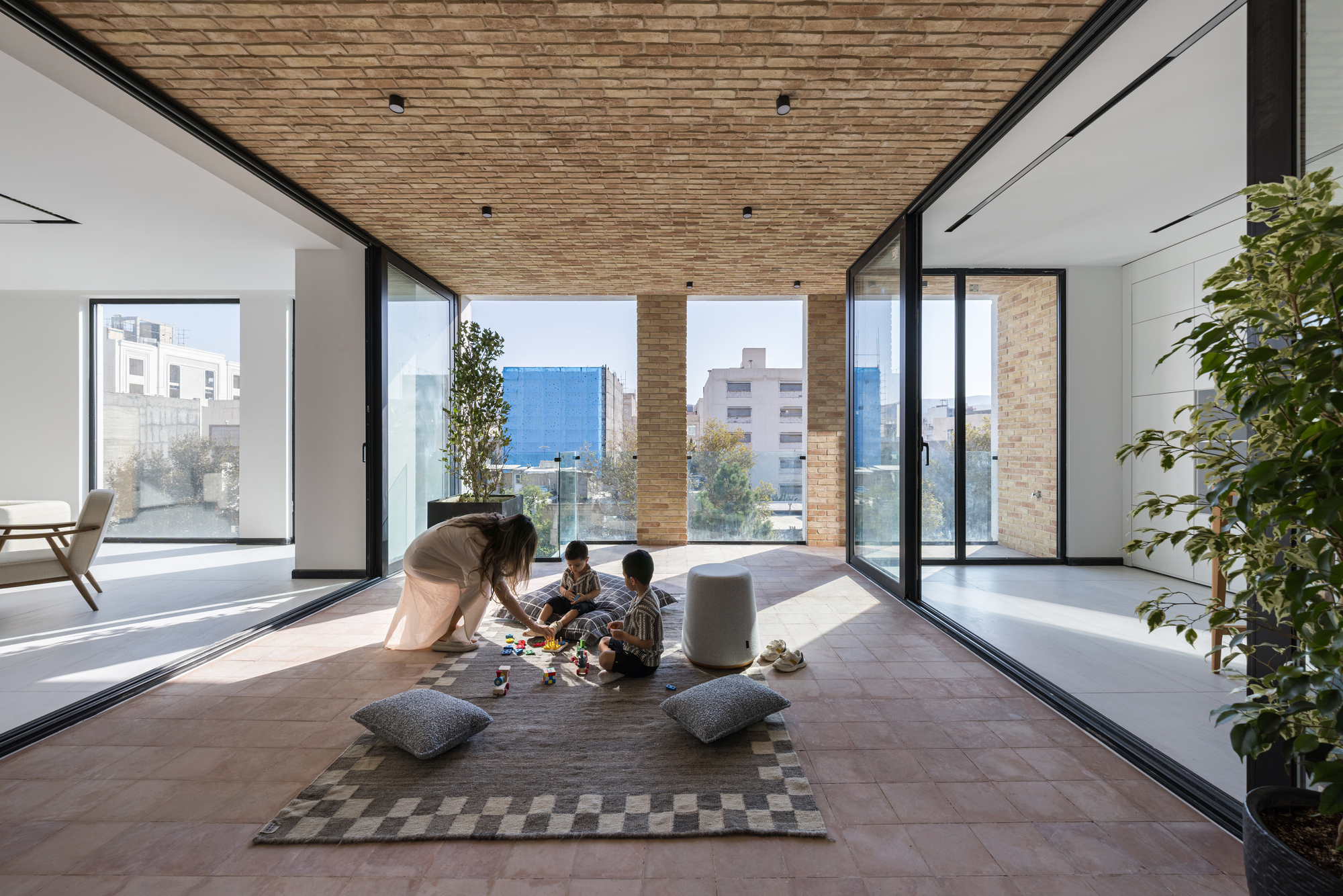 Жилой дом Bahār в Мешхеде: DIM Architecture Studio переосмысливает многоквартирное жильё через двор и «Hashti»