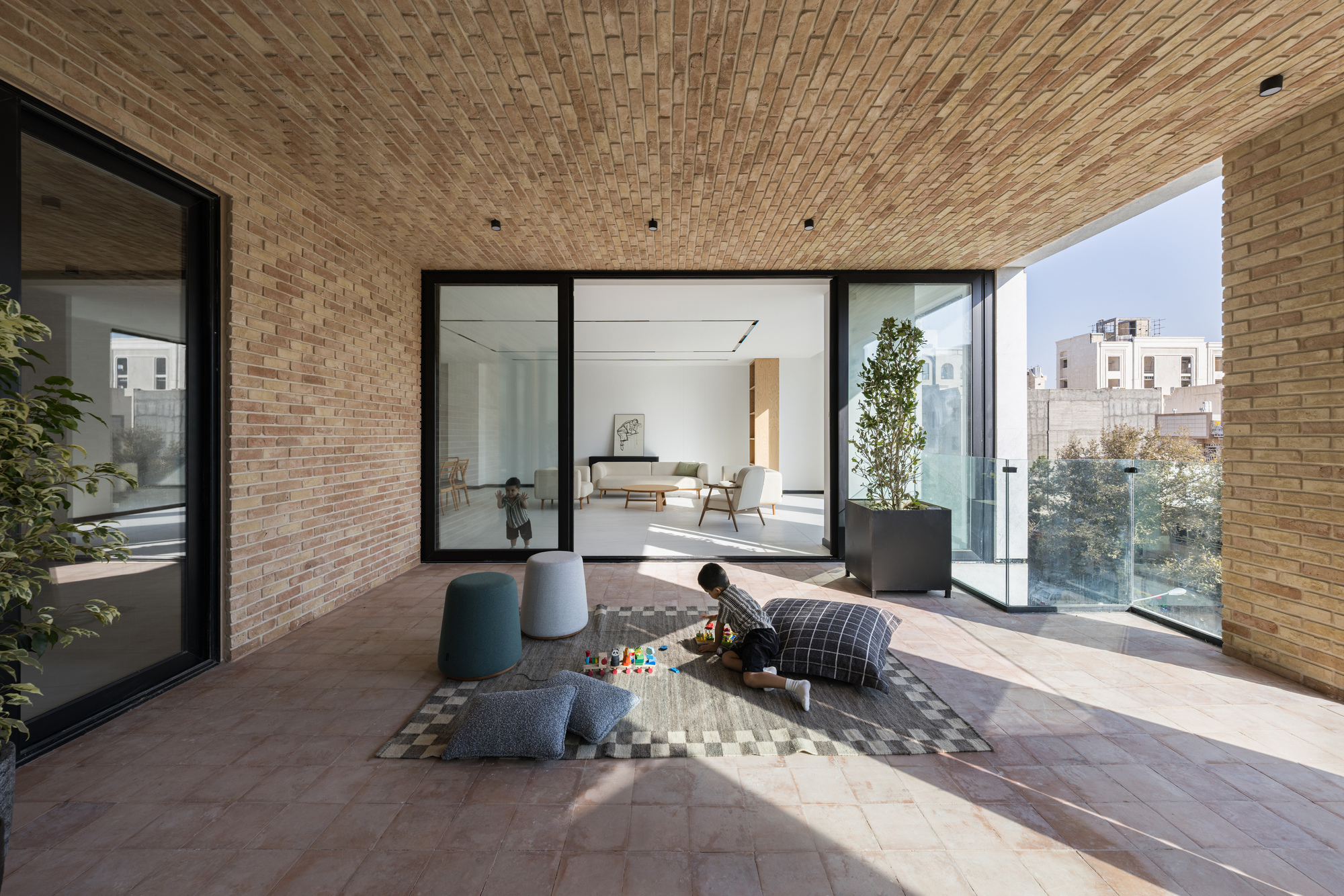 Жилой дом Bahār в Мешхеде: DIM Architecture Studio переосмысливает многоквартирное жильё через двор и «Hashti»