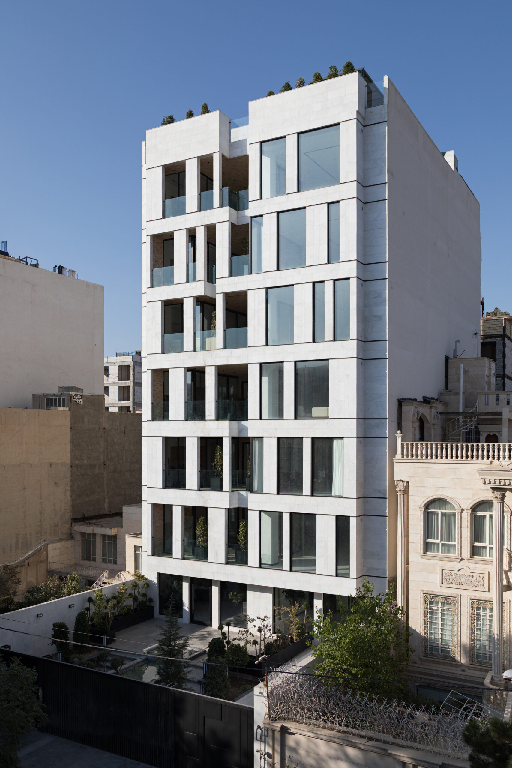 Жилой дом Bahār в Мешхеде: DIM Architecture Studio переосмысливает многоквартирное жильё через двор и «Hashti»