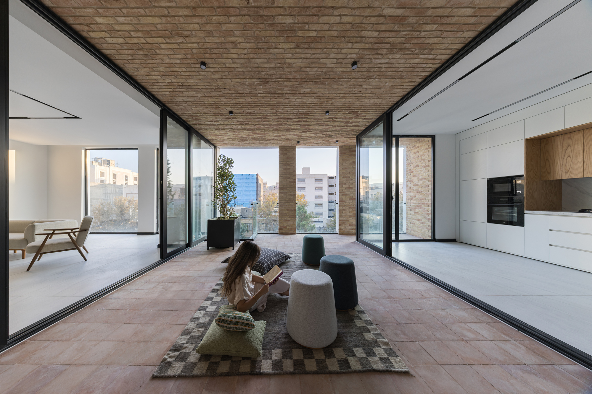 Жилой дом Bahār в Мешхеде: DIM Architecture Studio переосмысливает многоквартирное жильё через двор и «Hashti»