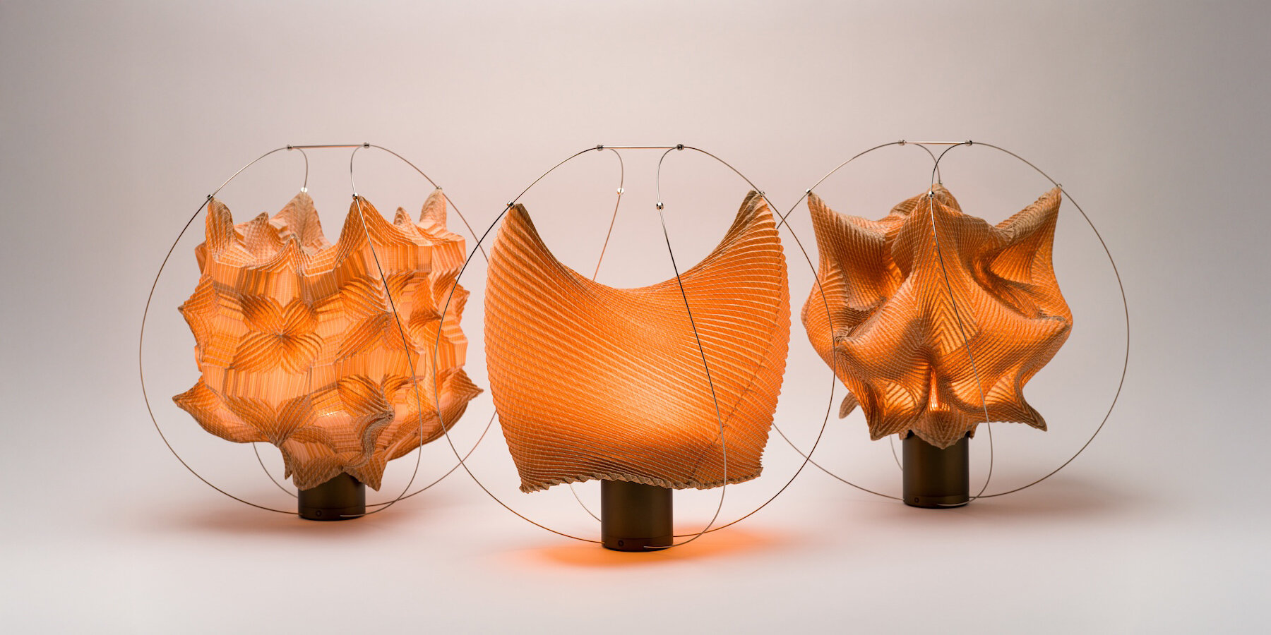 atelier oï и A-POC ABLE ISSEY MIYAKE представили портативные светильники из проволоки и плиссированной ткани в Копенгагене