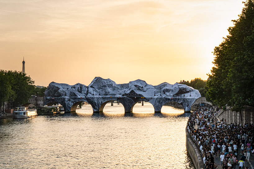 JR открыл «La Caverne du Pont Neuf» — временную «пещеру» над Сенной в Париже
