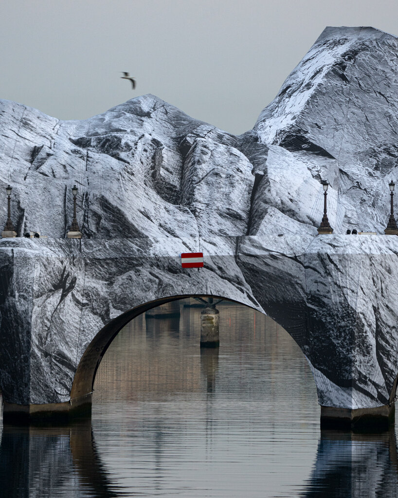 JR открыл «La Caverne du Pont Neuf» — временную «пещеру» над Сенной в Париже