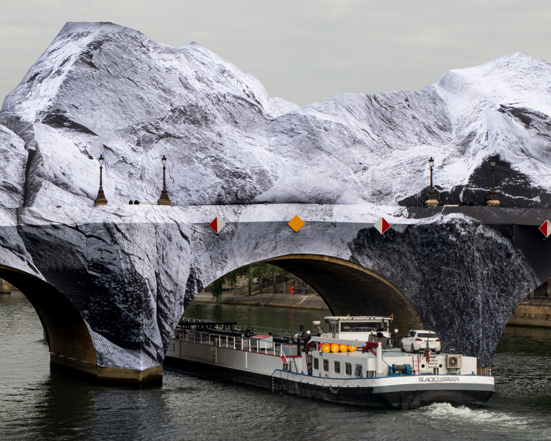 JR открыл «La Caverne du Pont Neuf» — временную «пещеру» над Сенной в Париже