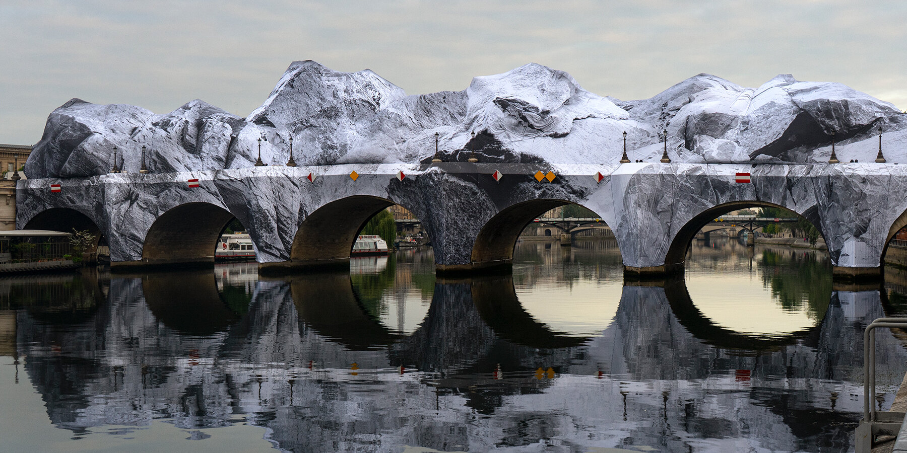 JR открыл «La Caverne du Pont Neuf» — временную «пещеру» над Сенной в Париже