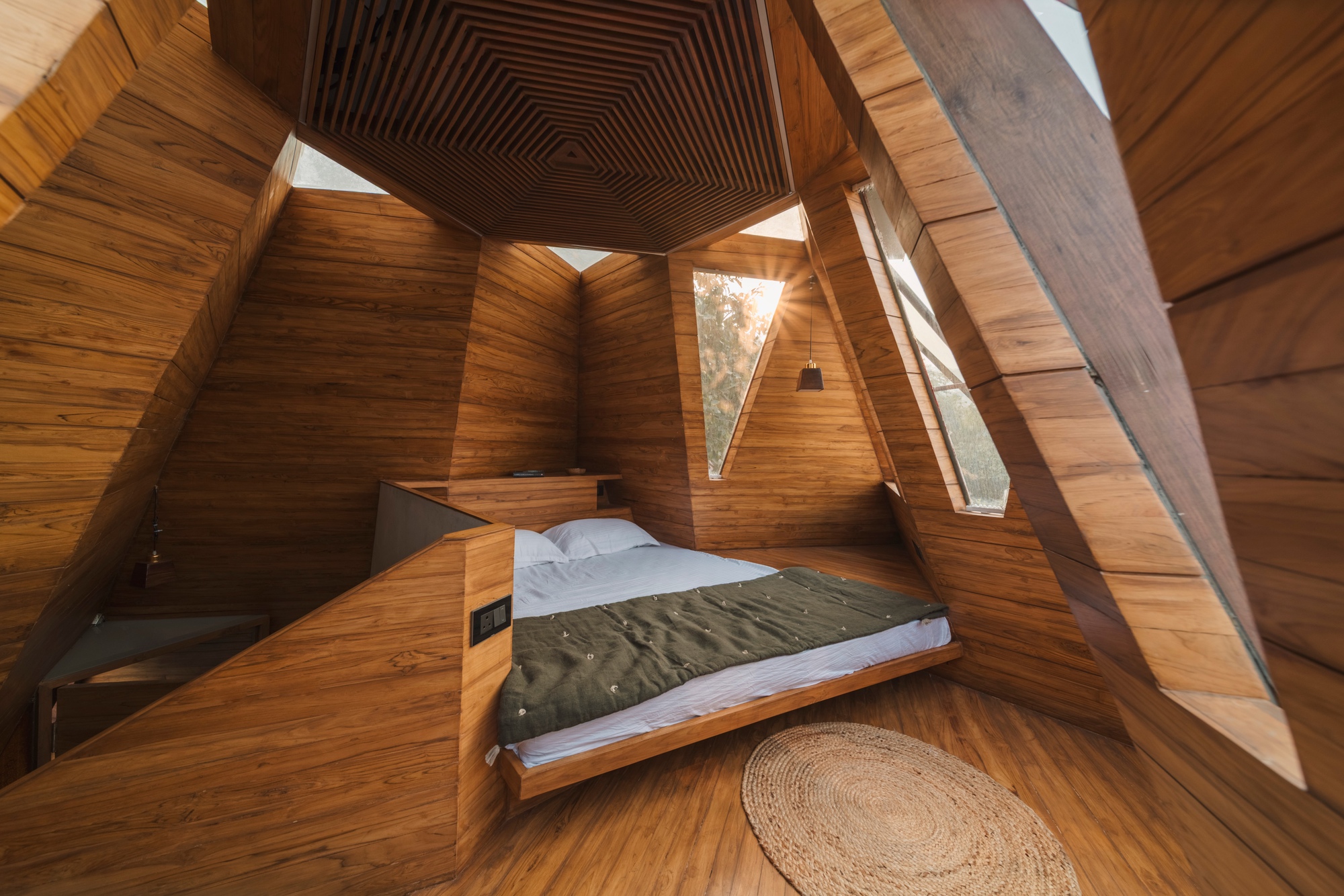 Jugnoo Cabin / PMA madhushala: кабины, встроенные в склон между деревьями