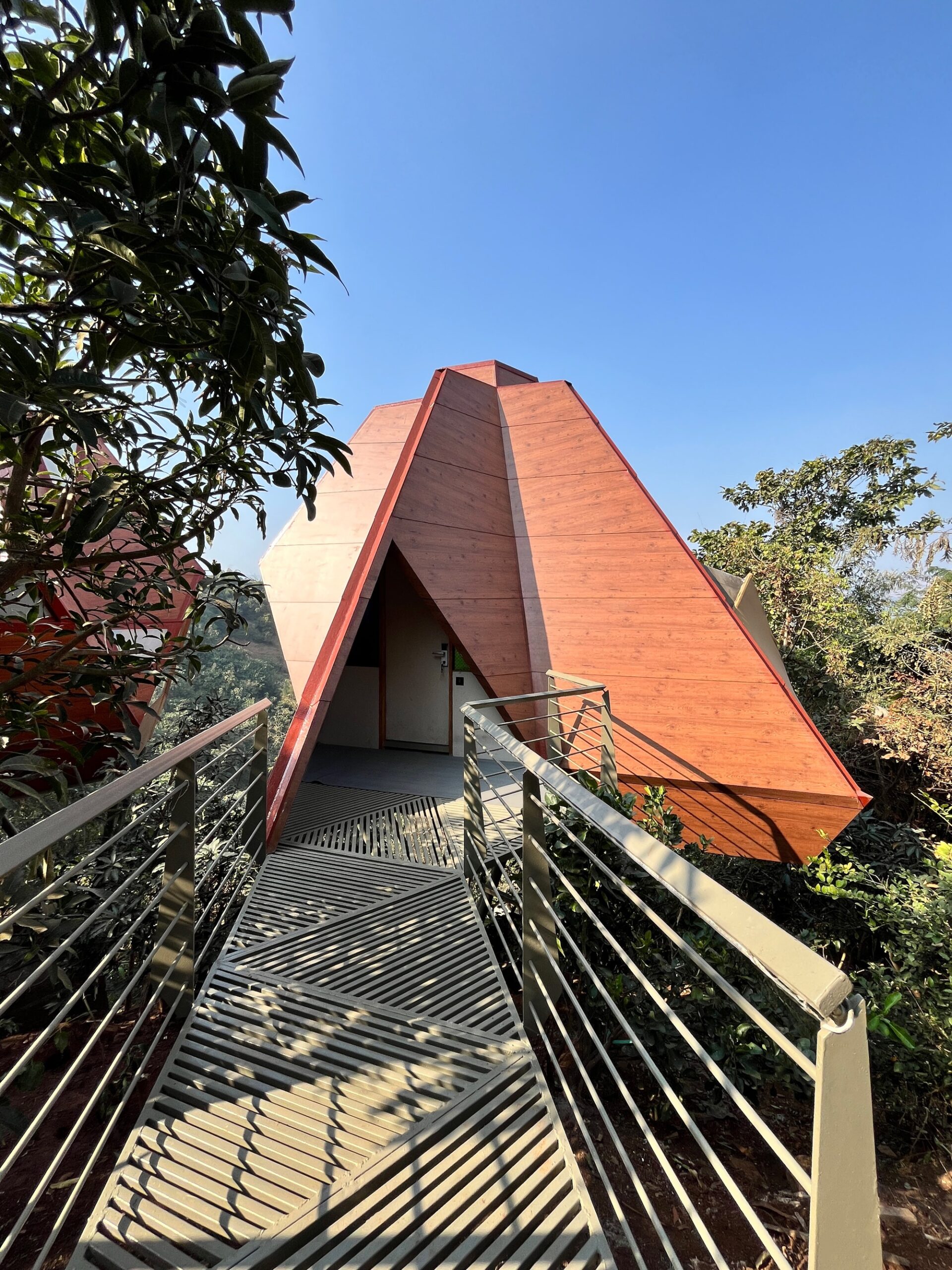 Jugnoo Cabin / PMA madhushala: кабины, встроенные в склон между деревьями