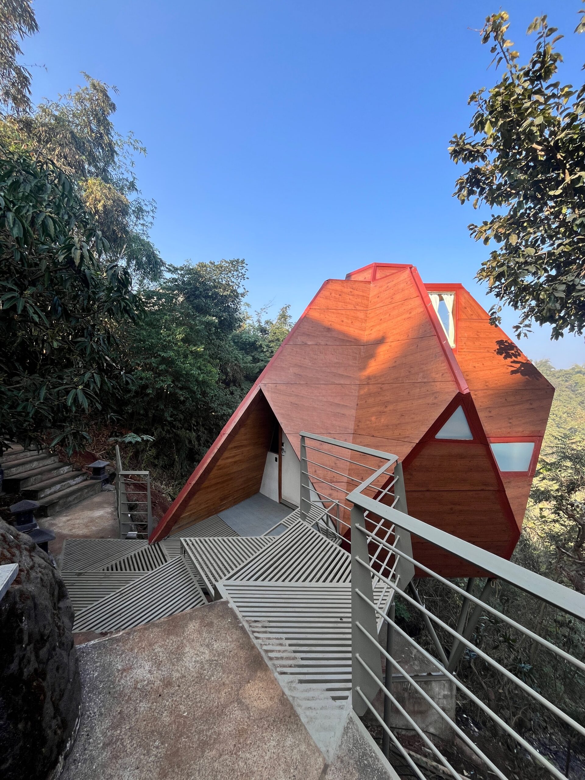 Jugnoo Cabin / PMA madhushala: кабины, встроенные в склон между деревьями