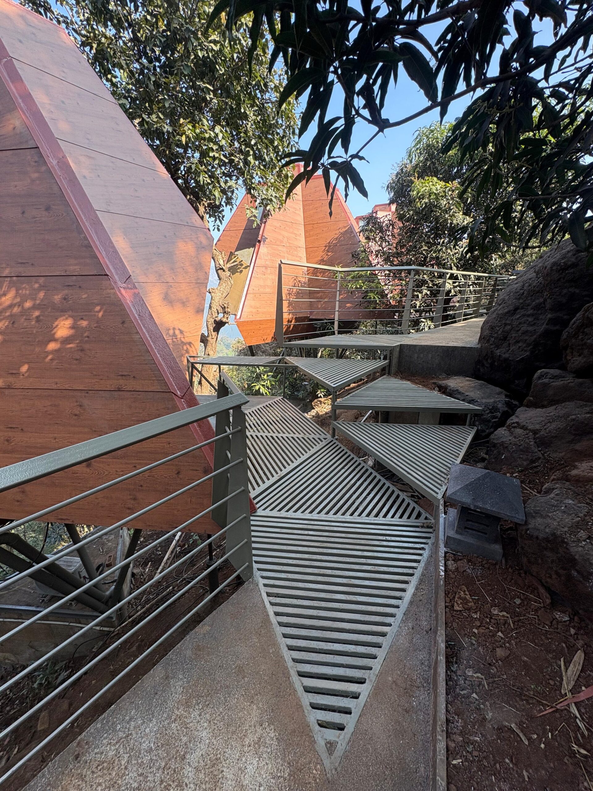 Jugnoo Cabin / PMA madhushala: кабины, встроенные в склон между деревьями