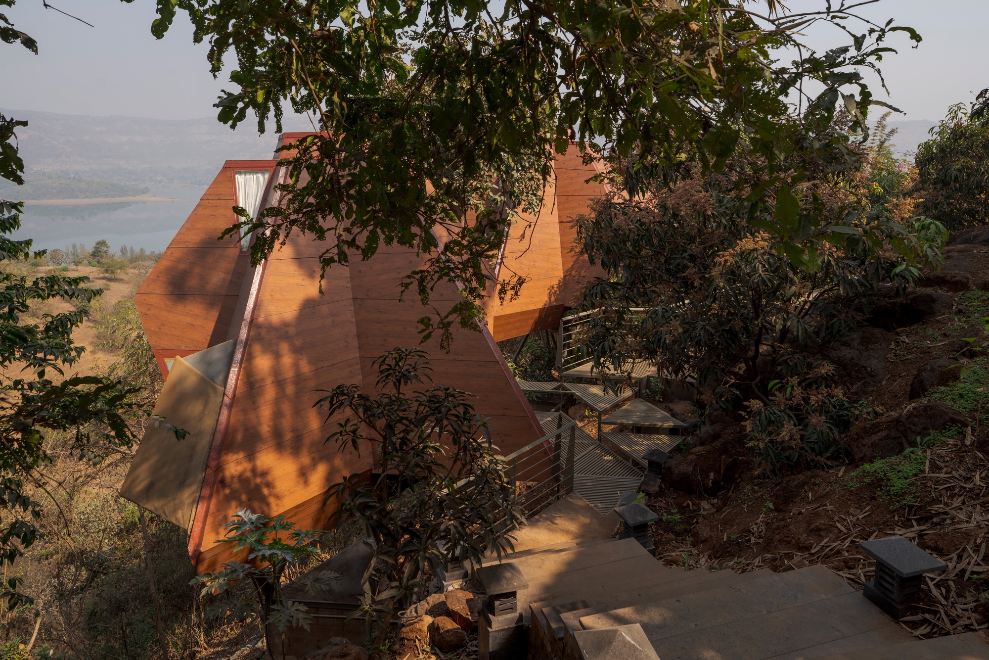 Jugnoo Cabin / PMA madhushala: кабины, встроенные в склон между деревьями