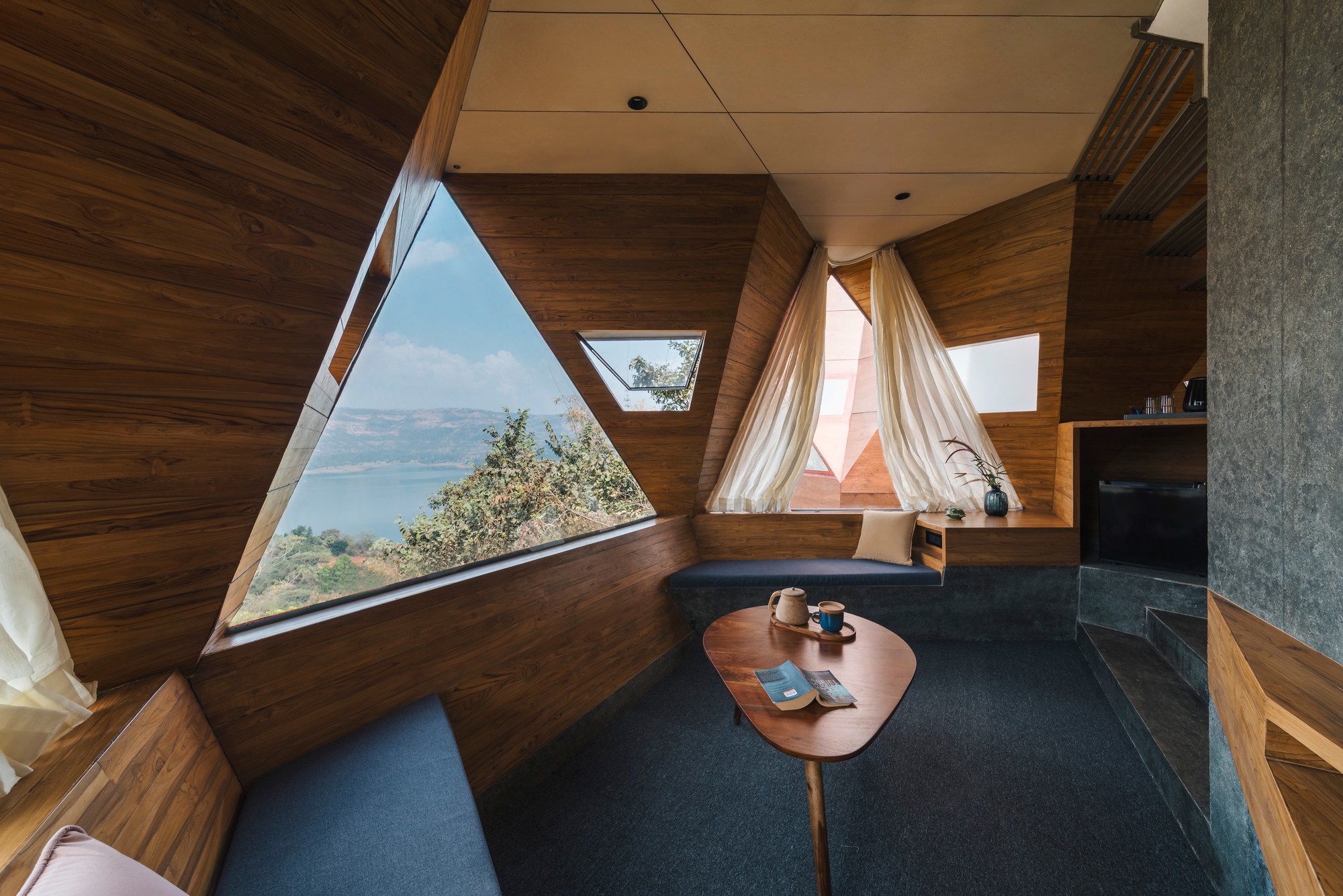 Jugnoo Cabin / PMA madhushala: кабины, встроенные в склон между деревьями