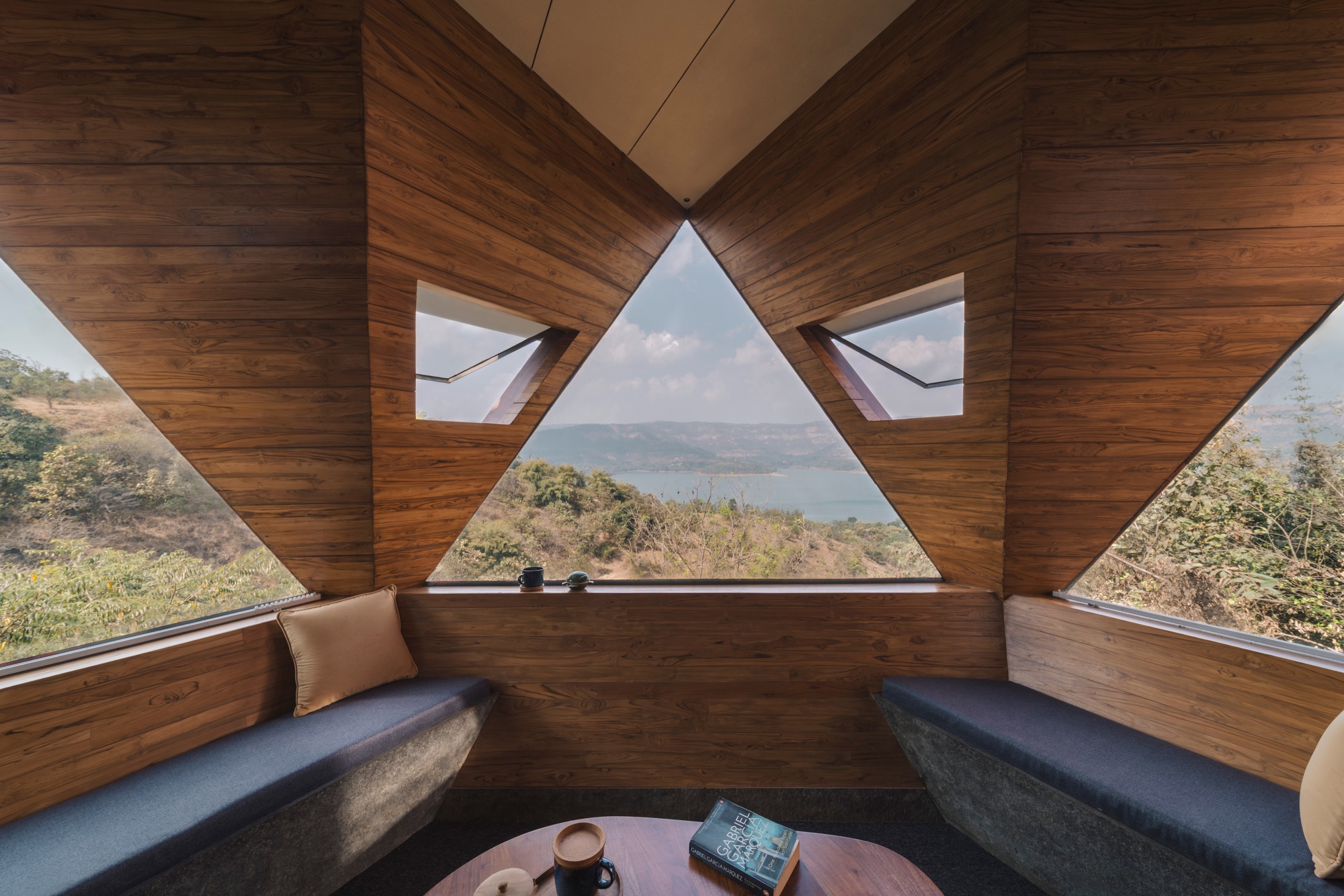 Jugnoo Cabin / PMA madhushala: кабины, встроенные в склон между деревьями
